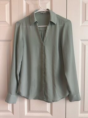 Express Lightweight Button-Down Shirt in Sage Green
